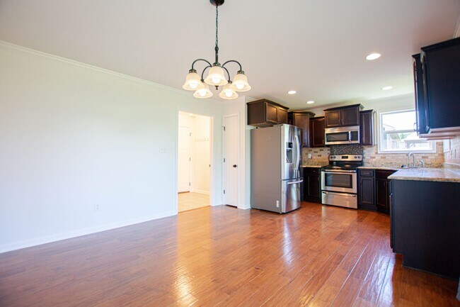 Building Photo - Pet Friendly Three Bedroom!
