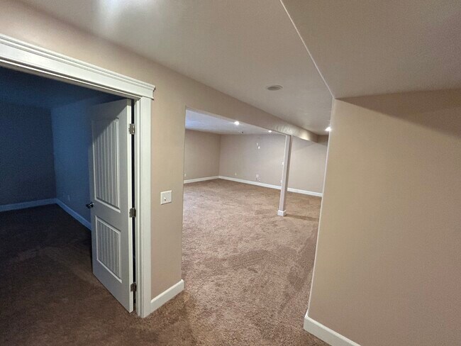 Building Photo - 1432 Falcon Dr