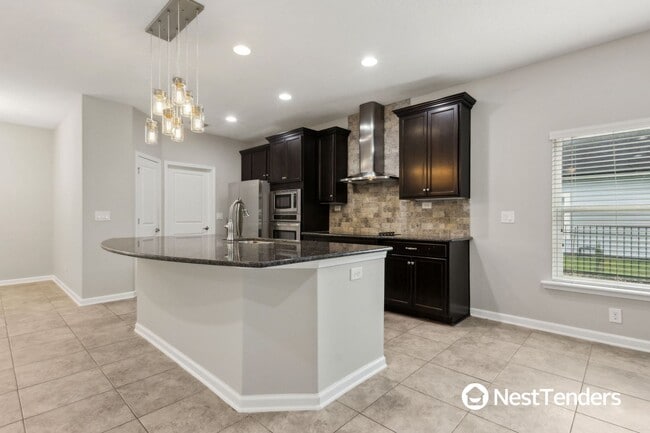 Building Photo - Five Bedroom Beauty in Plummer Creek!