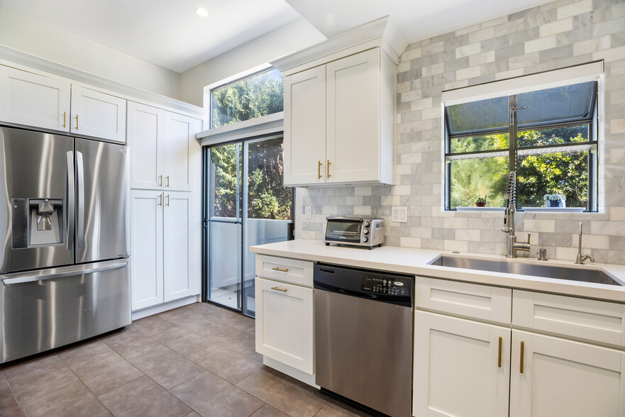 Building Photo - 2560 S Centinela Ave