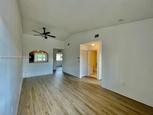 Building Photo - 975 NE 33rd Terrace