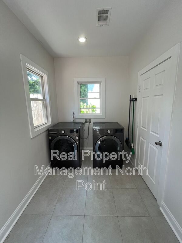 Building Photo - 954 Byron Dr SW