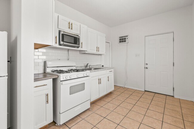 Building Photo - Updated Rental Home in South Omaha