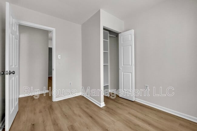 Building Photo - 3125 Heathcote Rd