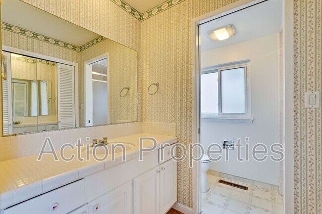 Building Photo - 2685 Yorkton Dr
