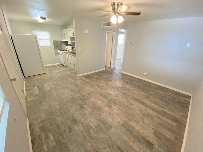 Building Photo - Central El Paso 2 bed Refrig A/C -ALL UTIL...