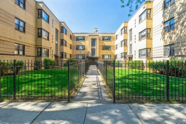 Building Photo - 2050 E 72nd Pl