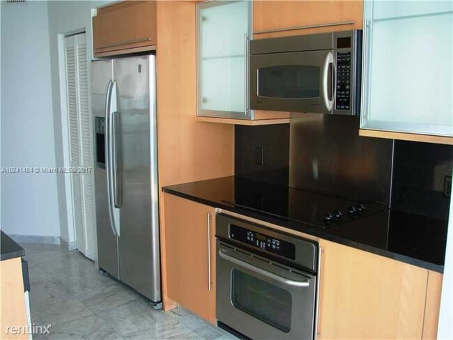 Building Photo - 3 br, 2.5 bath Condo - 6365 Collins Ave Im...