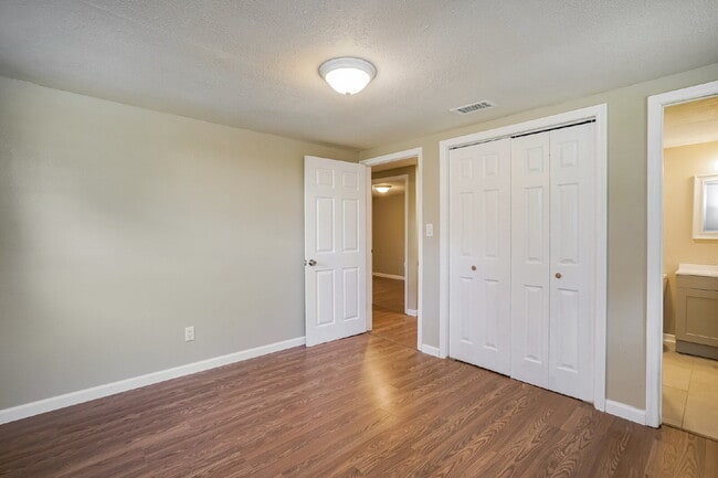 Building Photo - "Charming 3-Bed Sanctuary with Scenic Views in Floral City - 1608 Sq Ft of Comfort!"