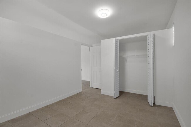 Building Photo - 1116 S 17th Ave