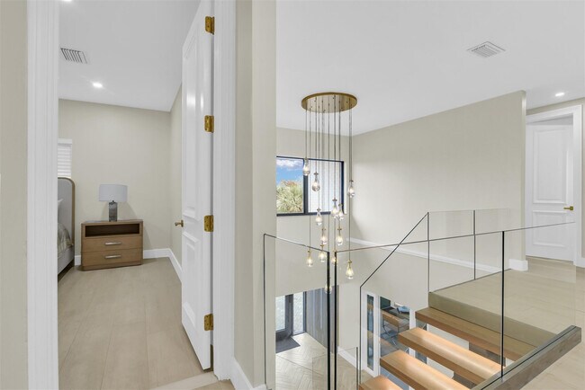 Building Photo - 319 S Riverside Dr