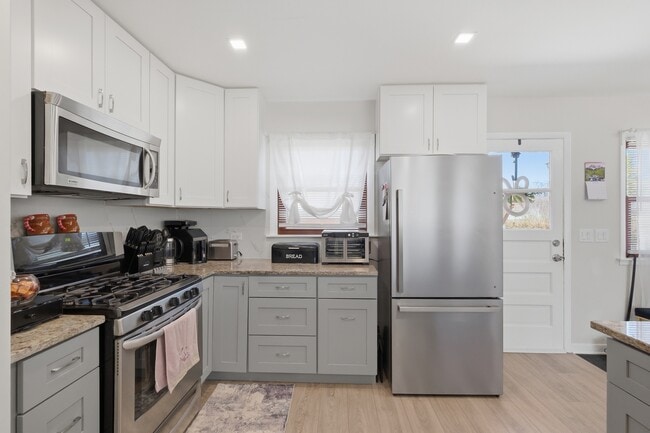 Building Photo - 1506 W Palm Dr