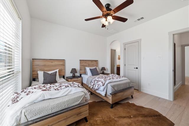 Building Photo - 570 S Point Ct
