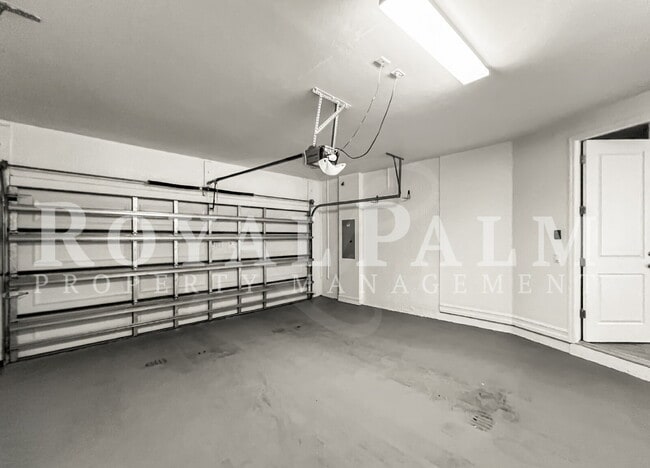 Building Photo - Big on Space, Smart on Layout — 3 bedroom 2.5 bath corner END UNIT pet-friendly townhouse!