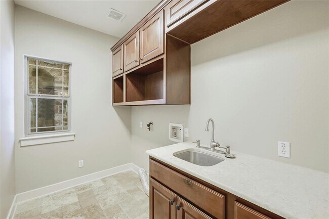 Building Photo - 116 Tallstar Dr