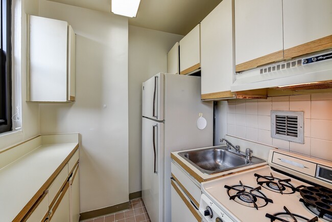 Building Photo - Spacious & Bright Studio at River Place East