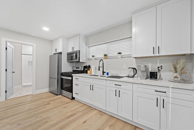 Building Photo - ? Modern Studio in National City – Furnish...