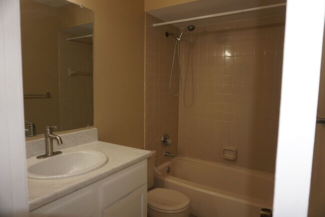 Building Photo - Westside 2/2 Townhome Near NAS