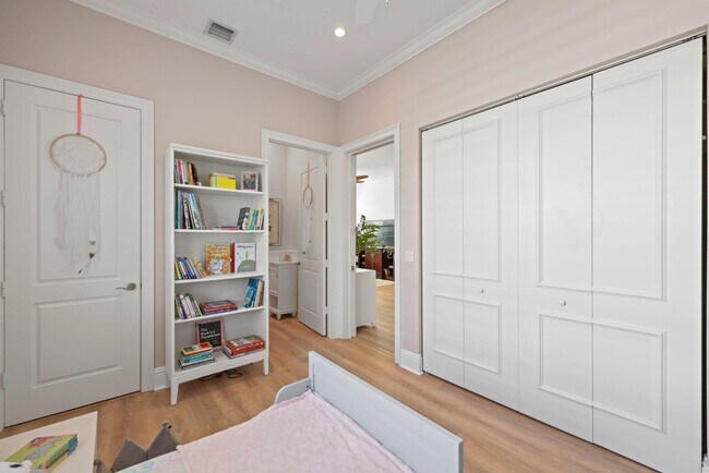 Building Photo - 285 SE 6th Ave