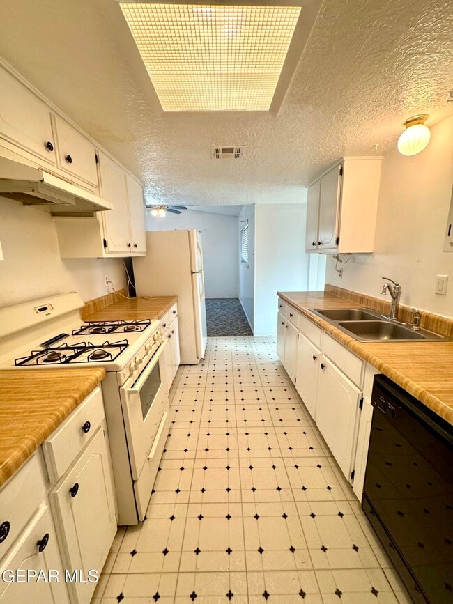 Building Photo - 10213 Saigon Dr