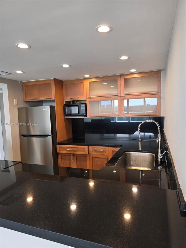 Building Photo - 100 Bayview Dr