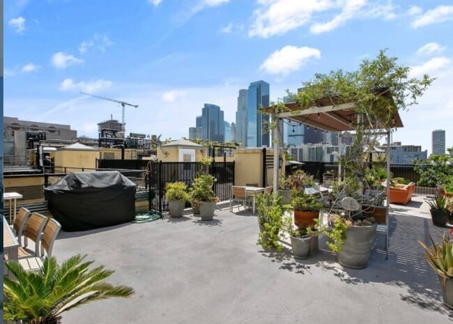 Building Photo - 108 W 2nd St