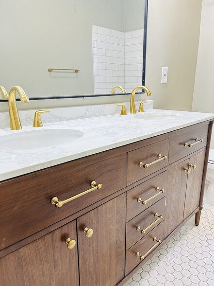Full bath - 514 Delta Ave