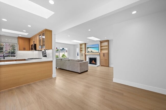 Building Photo - Modern Indoor / Outdoor Living with Resort-Style Yard & Bonus Suite