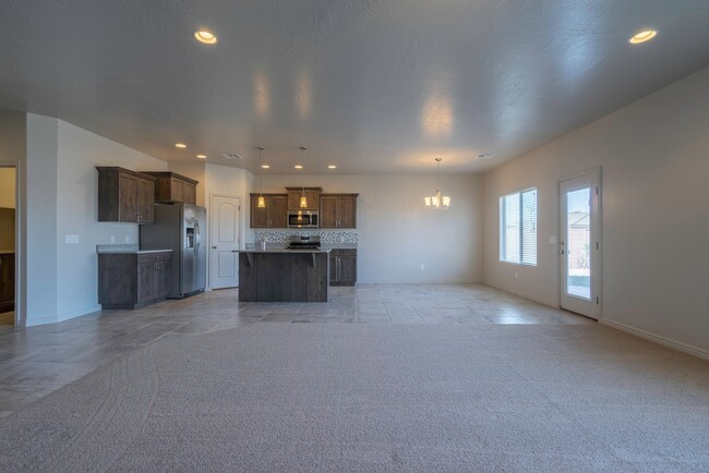 Building Photo - 4 bedroom 2 Bath Home in Desert Edge Cove ...