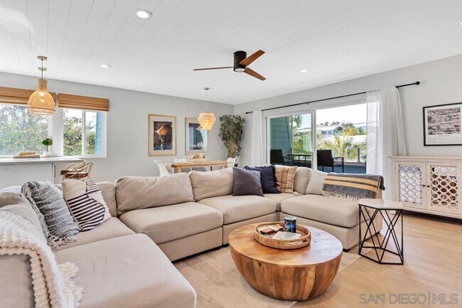 Building Photo - Stunning Condo on the Bay