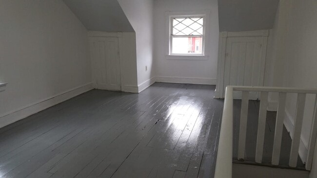 Building Photo - Large home for family!