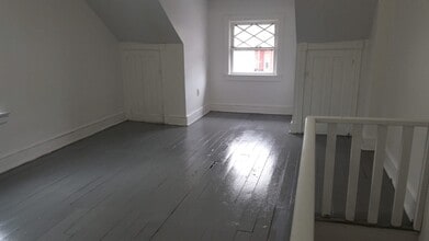 Building Photo - Large home for family!