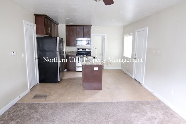 Building Photo - 1 Bed 1 Bath Lower Unit