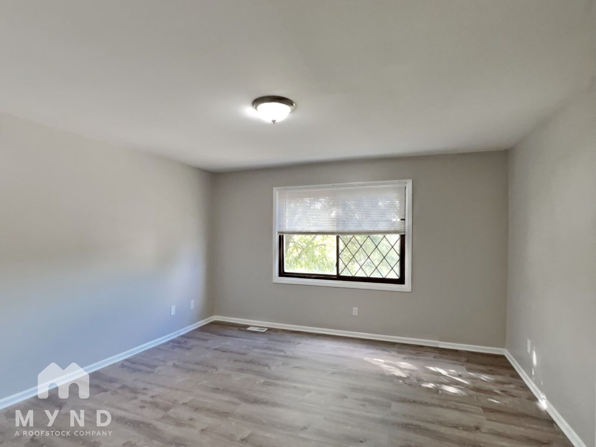 Building Photo - 6372 Birchview Dr S