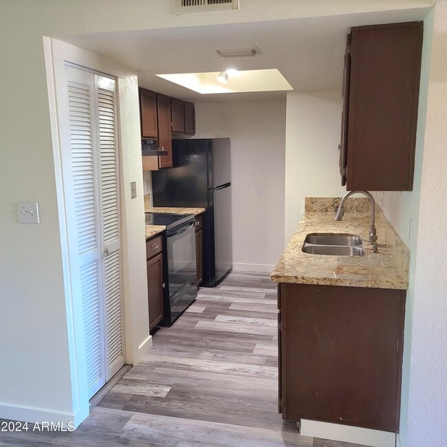 Building Photo - 4211 E Palm Ln