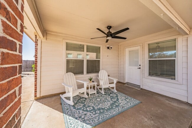 Building Photo - 3bed/2bath Cozy Chic with Backyard Oasis