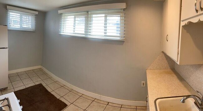 Building Photo - Cozy Basement Apartment - Centrally Located!