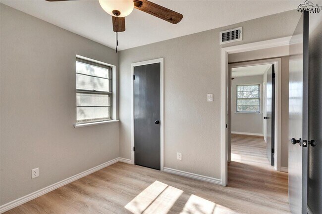 Building Photo - 1113 Lincoln Dr