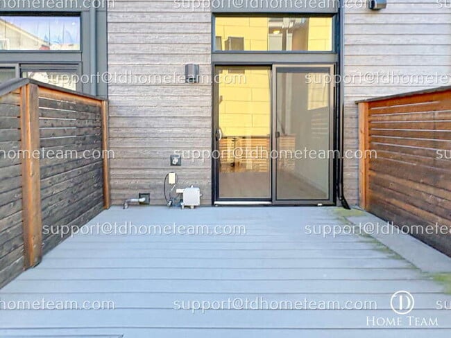 Building Photo - 3015 30th Ave W