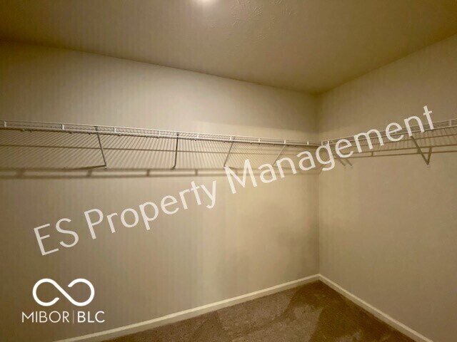 Building Photo - 2913 W Kings Cyn Dr