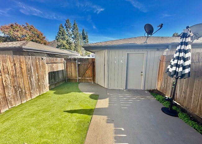 Building Photo - Stunning Townhome In Santee with Modern Fi...