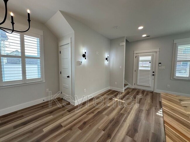 Building Photo - 210 7th St