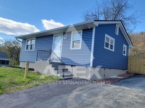 Building Photo - Renovated - 2 Bd 1 Ba Single Family home in North Knox close to downtown!