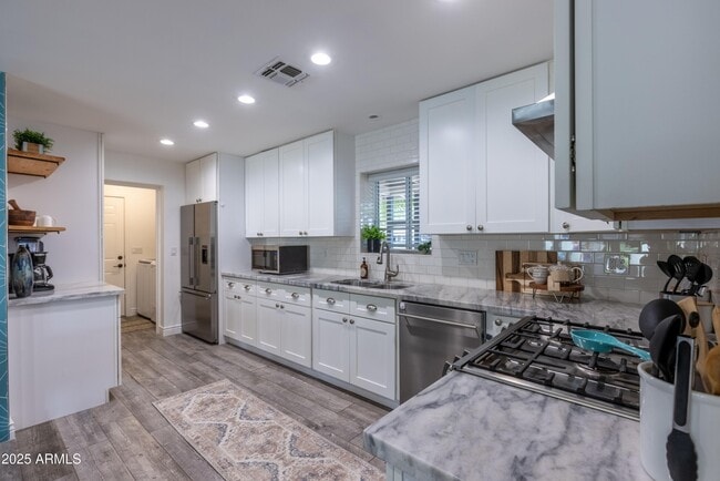 Building Photo - 4030 E Catalina Dr