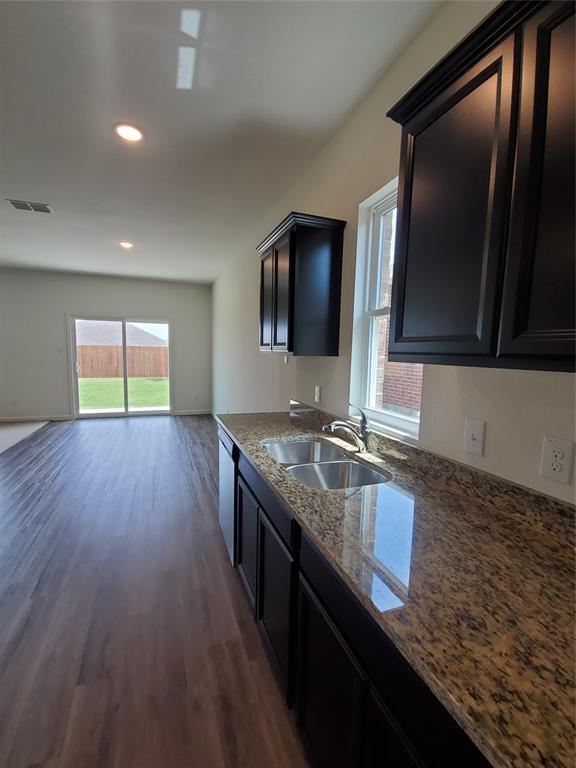 Building Photo - 712 Peach Tree Ln