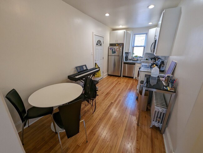Building Photo - Spacious 1 BR - New Renovation Near the La...