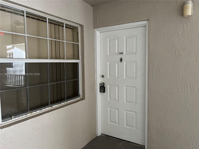 Building Photo - 2811 N Oakland Forest Dr