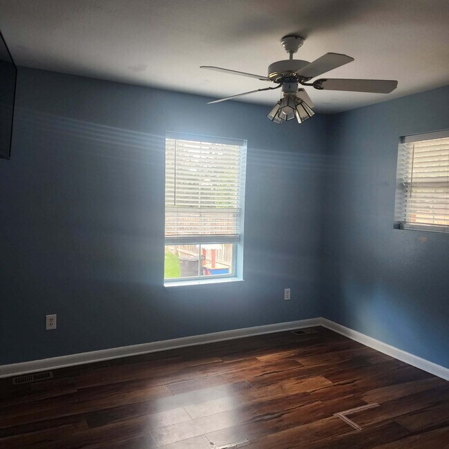 Building Photo - Spacious 5-Bed Retreat with Modern Updates in Aurora. Included - Greenhouse and Shed!