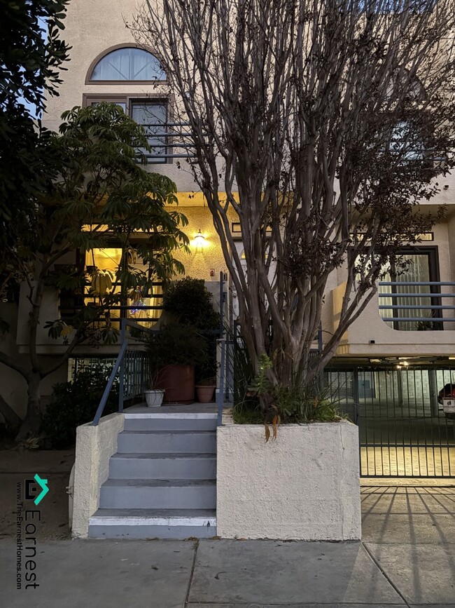 Building Photo - 2 + 2.5 Beautiful Upper Unit Condo in Prim...