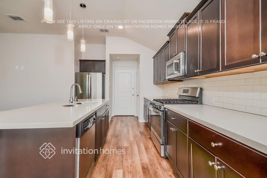 Building Photo - 1790 Alamandine Ave